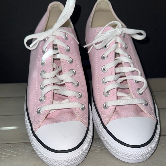 Converse Pink and White Chuck Taylor Sneakers‎ - Picture 1 of 6